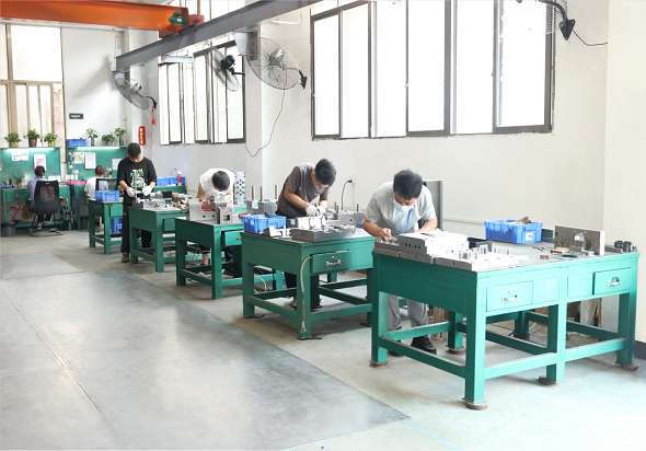 范仕達工廠鉗工區